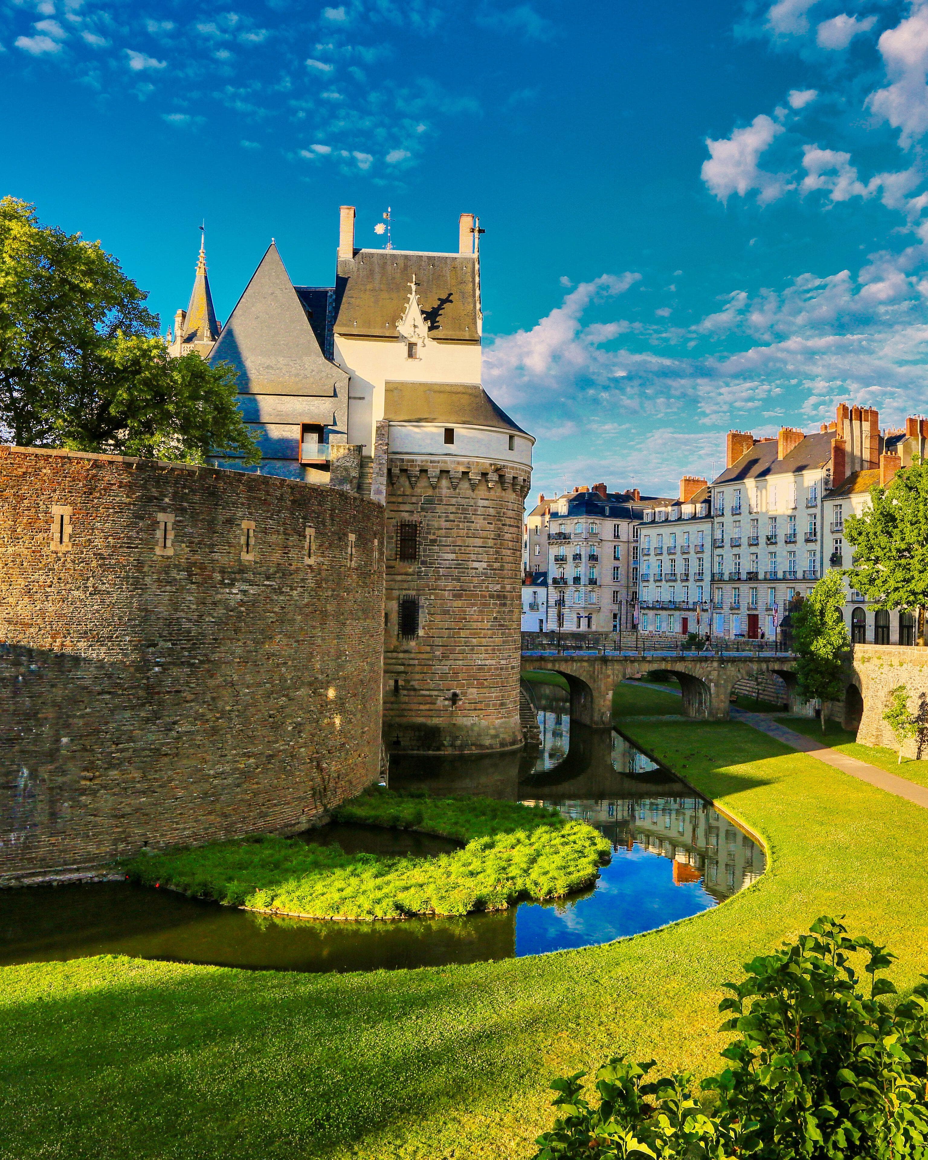 Discover the perfect Bordeaux to Nantes road trip with Imoova campervans from €1/day. Explore Cognac, Île de Ré & Puy du Fou on this epic French adventure.